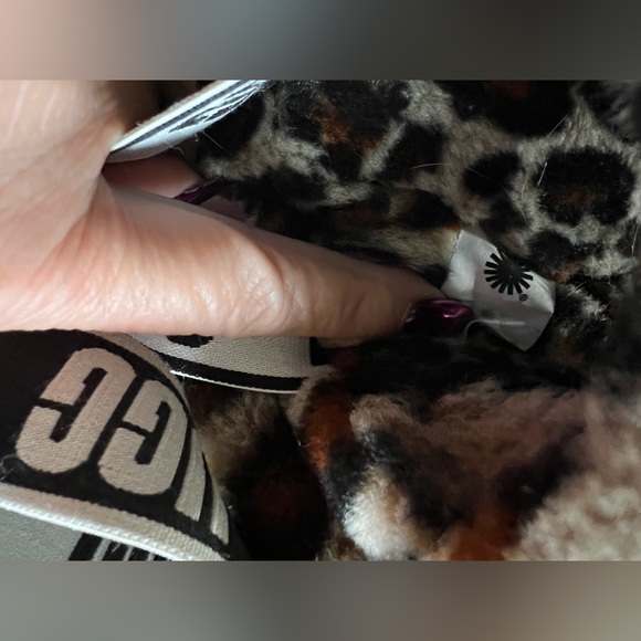 Ugg Leopard Print Slippers - Picture 13 of 13